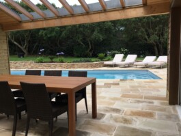 terrasse de jardin, piscine et plantes